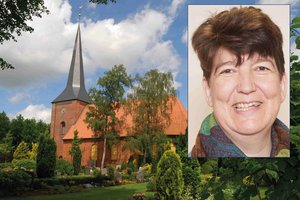 Porträtbild von Pastorin Andersson vor Panoramabild der Hohner Marienkirche